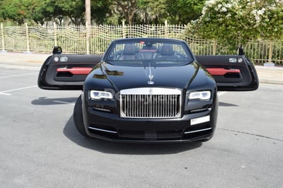 Noir Rolls Royce Dawn en location à Dubai 0