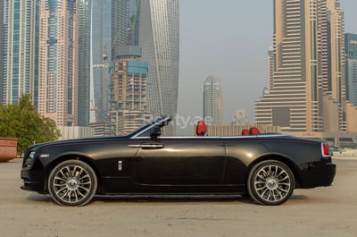 Noir Rolls Royce Dawn en location à Sharjah 1