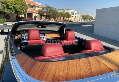 Negro Rolls Royce Dawn en alquiler en Sharjah 0