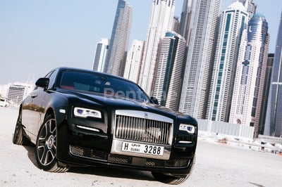 أسود Rolls Royce Ghost للإيجار في دبي 0