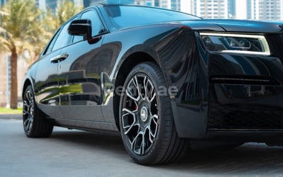 Schwarz Rolls Royce Ghost Black Badge zur Miete in Sharjah 0