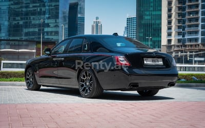 Schwarz Rolls Royce Ghost Black Badge zur Miete in Dubai 1