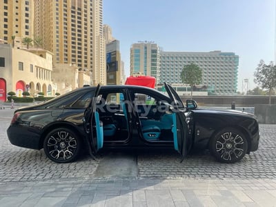 Negro Rolls Royce Ghost en alquiler en Dubai 1