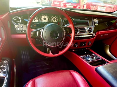 Negro Rolls Royce Wraith en alquiler en Sharjah 0