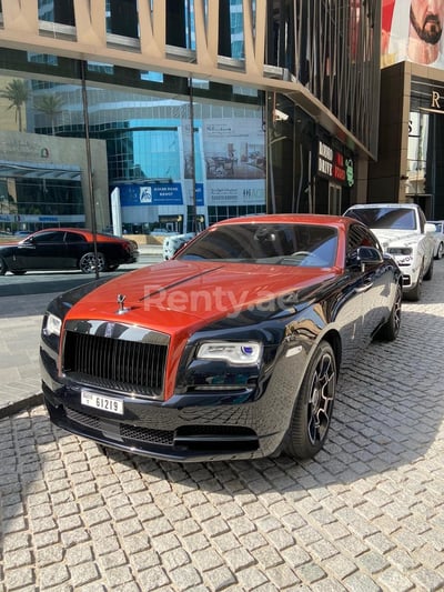 Черный Rolls Royce Wraith- BLACK BADGE в аренду в Абу-Даби 0