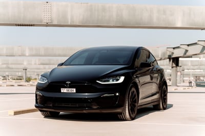 أسود Tesla Model X Plaid للإيجار في أبو ظبي 1