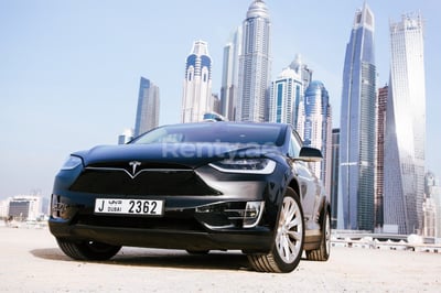 أسود Tesla Model X للإيجار في دبي 0