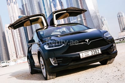 Nero Tesla Model X in affitto a Sharjah 1