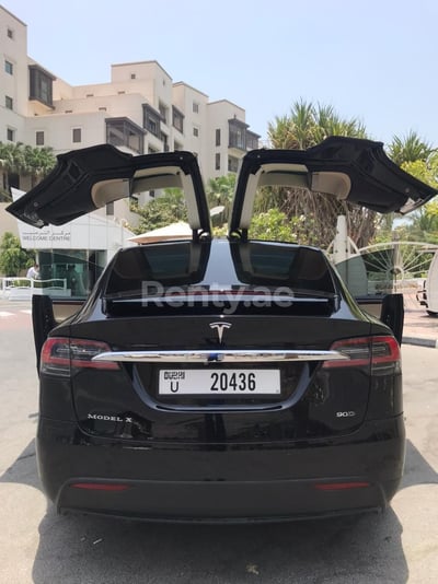 Schwarz Tesla Model X zur Miete in Abu-Dhabi 0