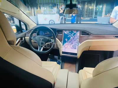 أسود Tesla Model X للإيجار في الشارقة 1