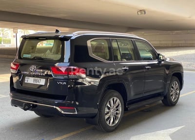 أسود Toyota Land Cruiser للإيجار في دبي 1