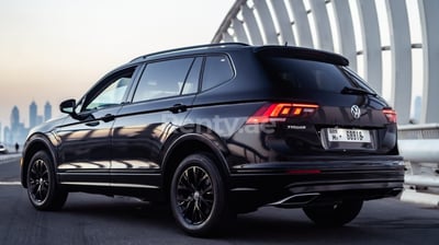 أسود Volkswagen Tiguan للإيجار في أبو ظبي 0