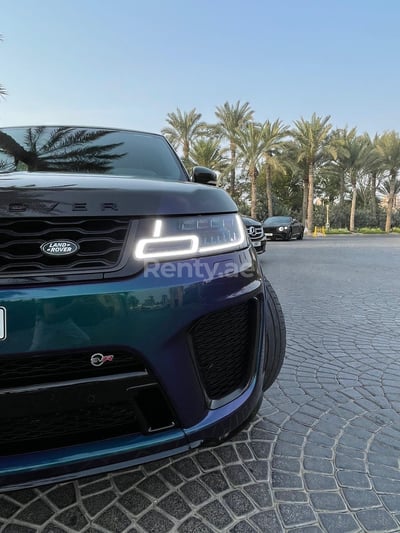 Bleue Range Rover Sport SVR en location à Abu-Dhabi 0