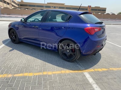 أزرق Alfa Romeo Giulietta للإيجار في أبو ظبي 0