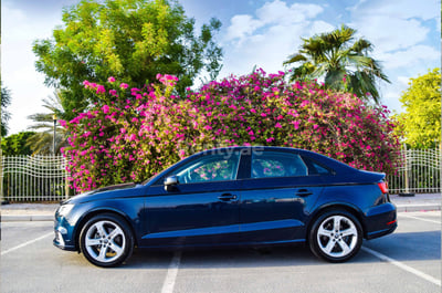 Azul Audi A3 en alquiler en Abu-Dhabi 1