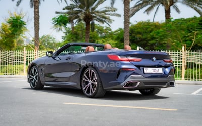 Azul Oscuro BMW 840i cabrio en alquiler en Sharjah 1