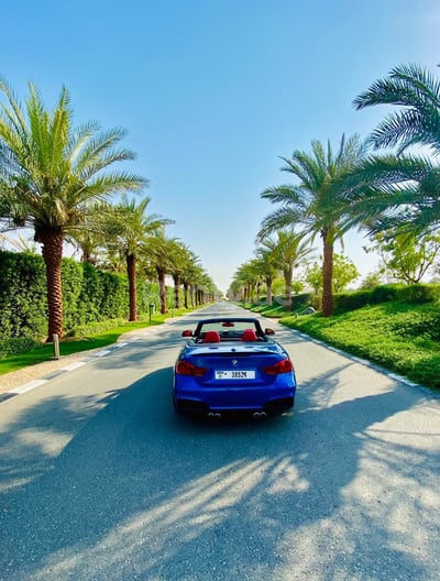 Azul BMW 430i cabrio en alquiler en Abu-Dhabi 0