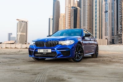 Bleue BMW 5 Series en location à Abu-Dhabi 1