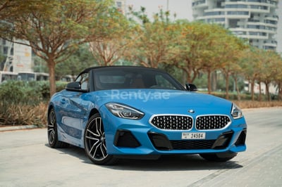 Blau BMW Z4 zur Miete in Dubai 1