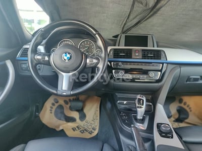 Blau BMW 318 zur Miete in Sharjah 0