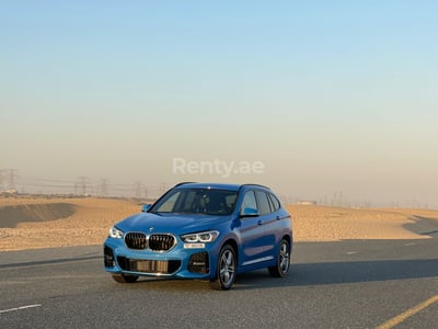 Bleue BMW X1 M en location à Abu-Dhabi 0