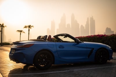 Azul BMW Z4 en alquiler en Abu-Dhabi 1