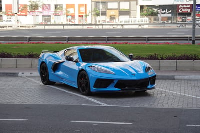 Bleue Chevrolet Corvette en location à Sharjah 0