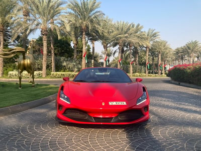 Rouge Ferrari F8 Spider en location à Dubai 0