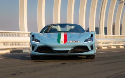 أزرق Ferrari F8 Tributo Spyder للإيجار في دبي 0