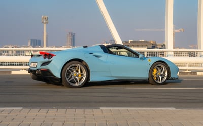 Bleue Ferrari F8 Tributo Spyder en location à Abu-Dhabi 1