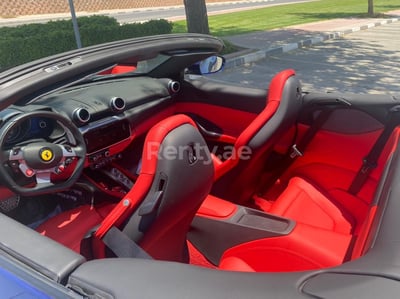 Bleue Ferrari Portofino Rosso en location à Abu-Dhabi 0