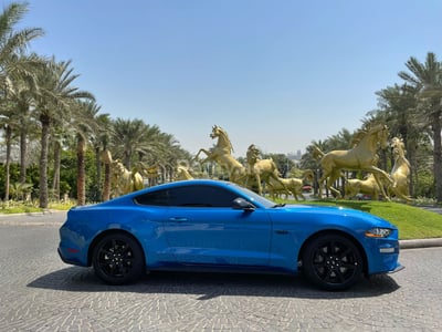 أزرق Ford Mustang GT Premium V8 للإيجار في دبي 0