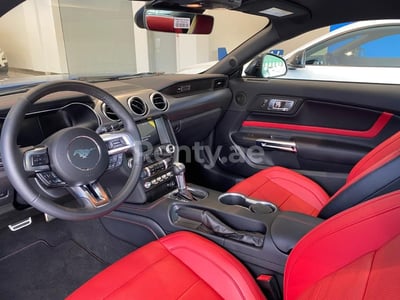 أزرق Ford Mustang GT Premium V8 للإيجار في أبو ظبي 1