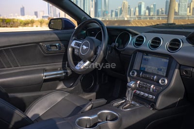 Azul Ford Mustang Cabrio en alquiler en Abu-Dhabi 1