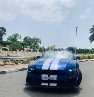 Bleue Ford Mustang en location à Abu-Dhabi 1