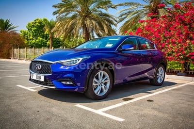 Blau Infiniti Q30 zur Miete in Dubai 0