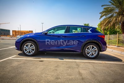 Blu Infiniti Q30 in affitto a Dubai 1