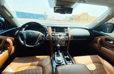 Blu Infiniti QX80 in affitto a Dubai 1