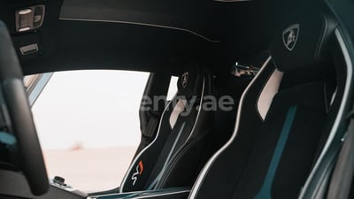 أزرق Lamborghini Aventador SVJ 63 للإيجار في دبي 1