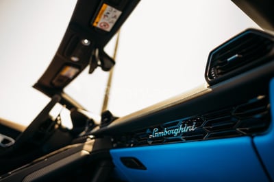 Blau Lamborghini Evo Spyder zur Miete in Dubai 0