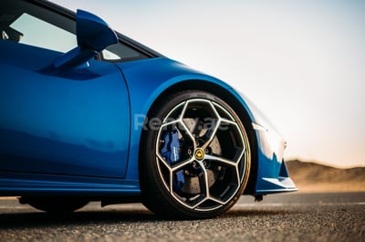 Blu Lamborghini Evo Spyder in affitto a Dubai 1