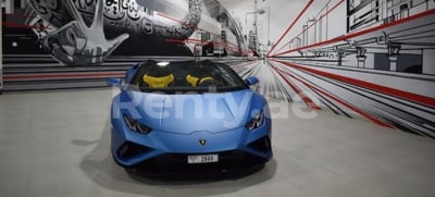 Blau Lamborghini Evo Spyder zur Miete in Dubai 0