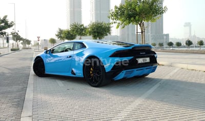 Bleue Lamborghini Evo en location à Abu-Dhabi 0