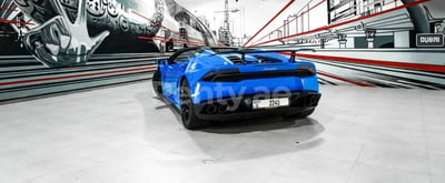 Bleue Lamborghini Huracan spyder en location à Abu-Dhabi 1