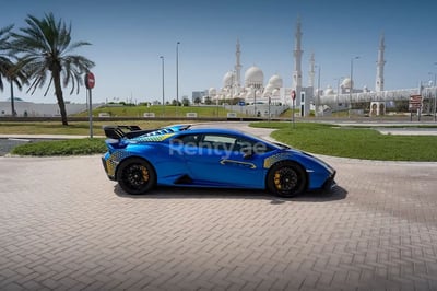 أزرق Lamborghini Huracan STO للإيجار في أبو ظبي 0