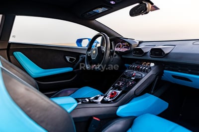 Bleue Lamborghini Huracan en location à Abu-Dhabi 0