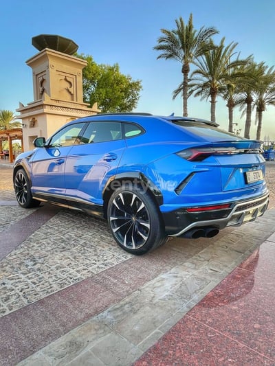 Azul Lamborghini Urus en alquiler en Dubai 1