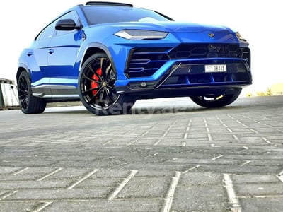 Bleue Lamborghini Urus en location à Dubai 0