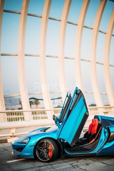 Azul McLaren 570S Spyder en alquiler en Dubai 0