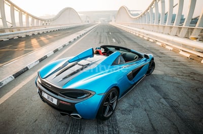 Blau McLaren 570S Spyder zur Miete in Sharjah 1